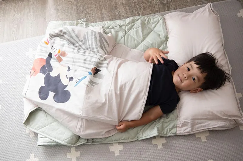 第一天睡午覺就興奮不已 光是躺上小枕頭就一直喊好軟~