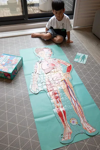 Kidsread的好處在於 一套書兼具繪本、教材、互動遊戲 讓爸媽不用在額外準備