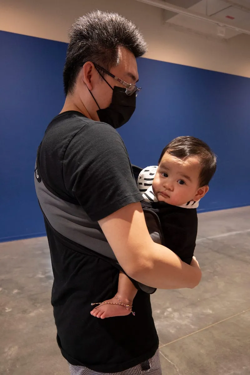 去IKEA 剛下車就被背起來的博美 在好奇與催眠中掙扎