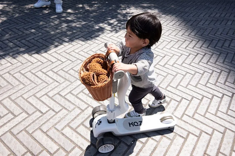 各種細節略勝一籌的 Kazam滑步車 讓博美從2歲滑到4歲